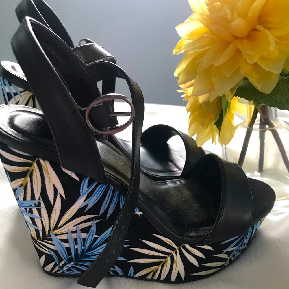 Beautiful platform sandals in perfect shape